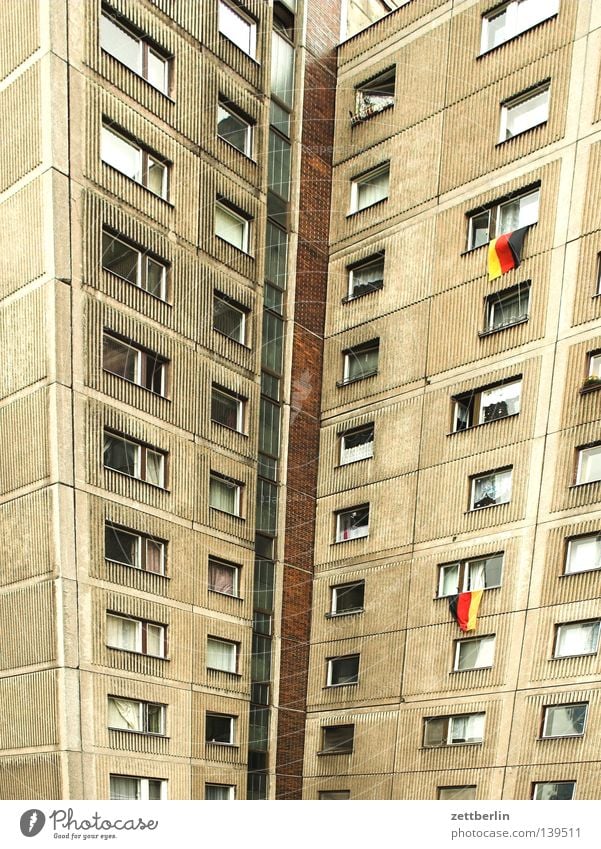 Finale Fahne schwarz rot Nationalitäten u. Ethnien Patriotismus Haus Hochhaus Balkon Loggia Stadthaus Trauer Verzweiflung Berlin gold vaterland mutterland