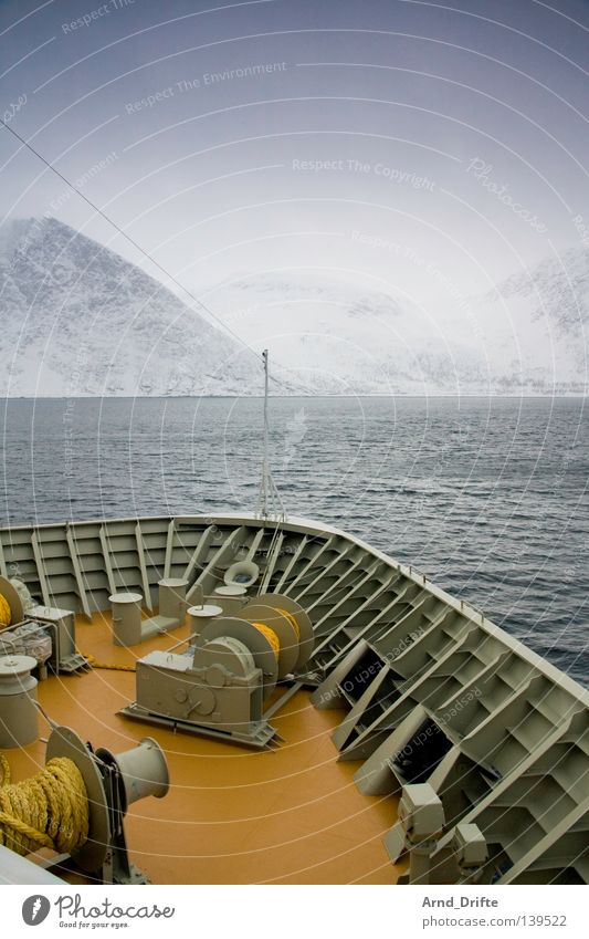 Nordpolarmeer III Norwegen Schiffsbug Fähre Gischt kalt Kreuzfahrt Kreuzfahrtschiff Küste Meer Polarmeer Wasserfahrzeug See Wellen Wolken Schifffahrt Winter