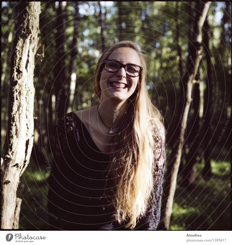 Alissa im Wald - es ist lustig schön Ausflug Abenteuer wandern Junge Frau Jugendliche Haare & Frisuren Gesicht 18-30 Jahre Erwachsene Natur Schönes Wetter Baum