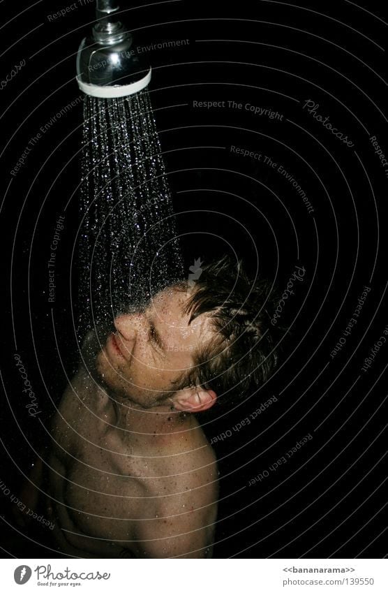 Der Duscher Nacht nackt Duschkopf Mann nass geschlossene Augen Strahlung Physik kalt dunkel schwarz Reinigen Haarwaschmittel Körperpflege Bad Wasser