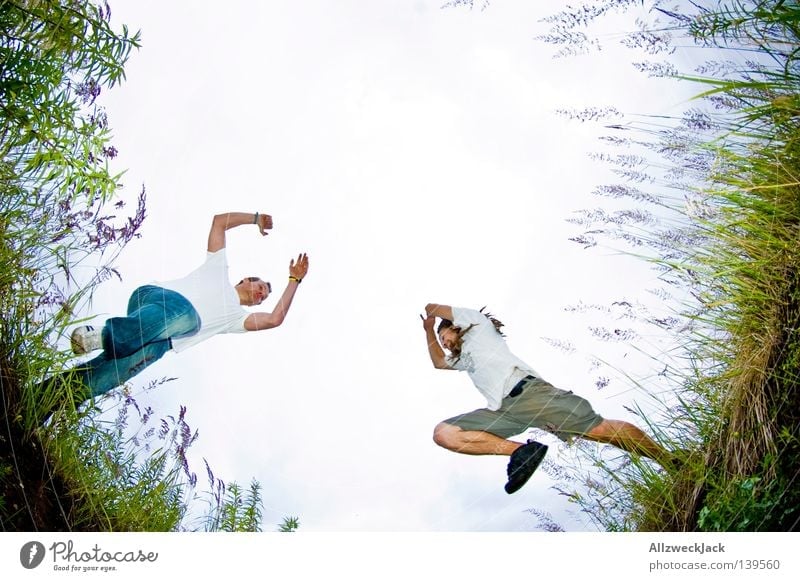 BLN 08 | Absprung Feld springen Froschperspektive hüpfen Gras Kollision Spielen fangen Sprungkraft Laune Schilfrohr Mann Freizeit & Hobby Freude Graben