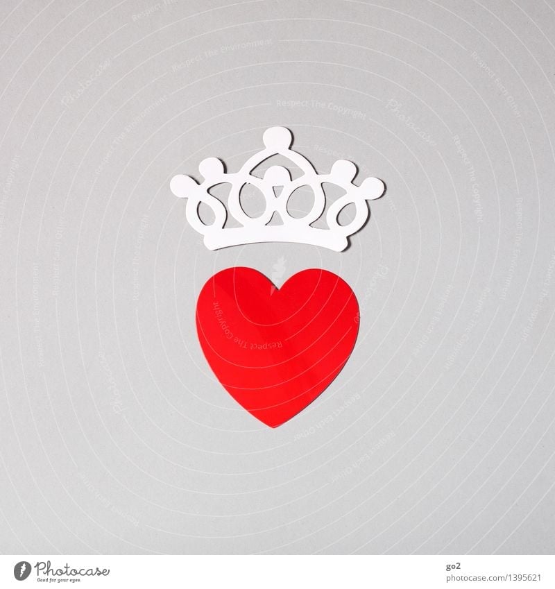 Ein Herz und eine Krone Basteln Valentinstag Papier Zeichen ästhetisch einfach Klischee grau rot weiß Liebe Verliebtheit Romantik Farbfoto Innenaufnahme