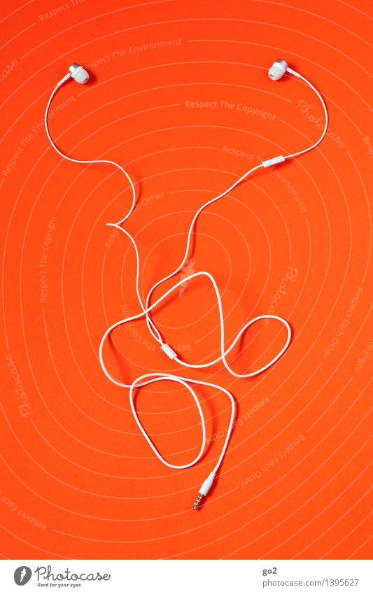 In-Ear-Kopfhörer Entertainment Musik Headset Kabel Musik hören ästhetisch orange weiß Design Podcast Farbfoto Innenaufnahme Studioaufnahme Menschenleer Tag