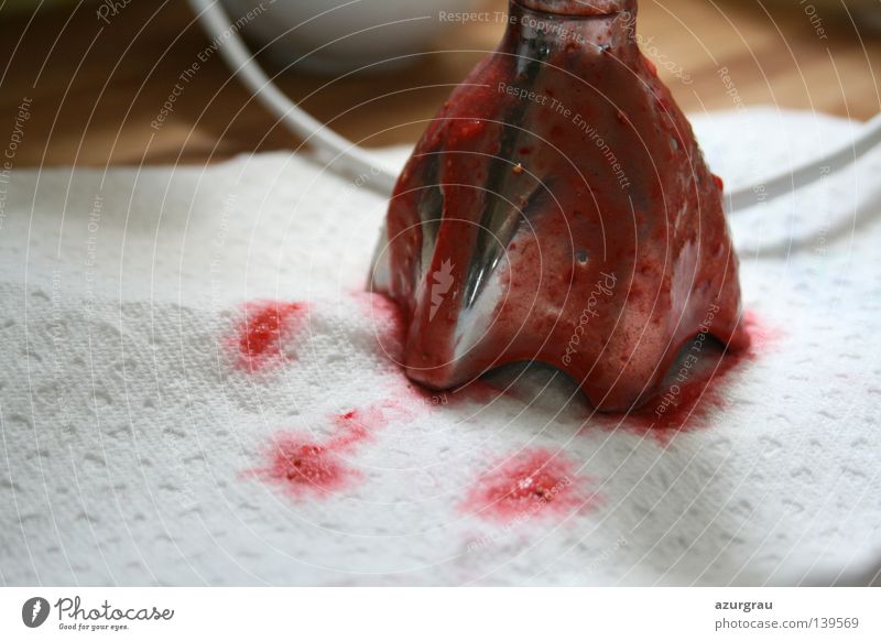 Erdbeermassaker Marmelade Pürierstab Küchenhandtücher rot Haushalt Erdbeeren Blut brutal Massenmord Mixer Papier Zellstoff Serviette Detailaufnahme