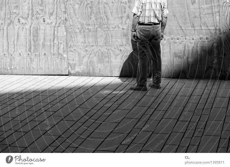 ein mann steht vor einer wand Mensch maskulin Mann Erwachsene Leben 1 45-60 Jahre Sommer Schönes Wetter Mauer Wand stehen Einsamkeit Zukunftsangst Frustration