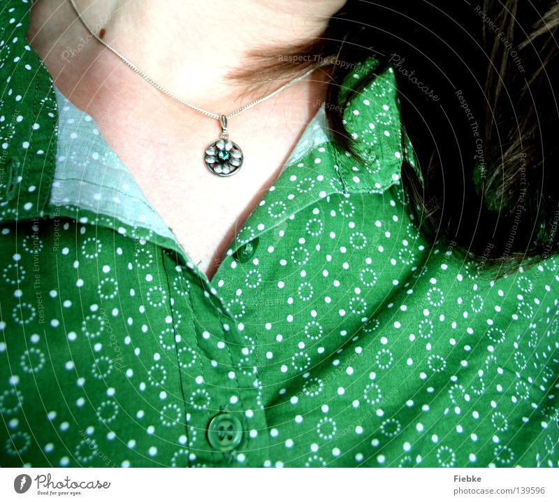 Grün, grün, grün sind alle meine Kleider ... Bluse Top Kreis weiß Punkt gepunktet Haare & Frisuren offen braun Hals Halskette Blume Kette silber Stein Edelstein