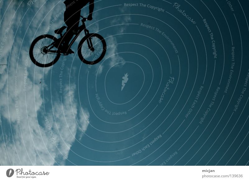 Kopfloser E.T. Fahrrad springen Trick Stunt Show Wolken Mann Motorradfahrer Mountainbike gewagt Risiko Luft stehen gefährlich türkis Sommer Vogel Superman