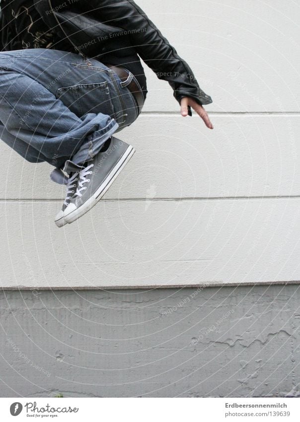 wohin des weges? springen grau Chucks Wand Mann Lederjacke Verzweiflung Freude Medien Typ Industriefotografie Happy Glück Leben Jeanshose Angst Anschnitt