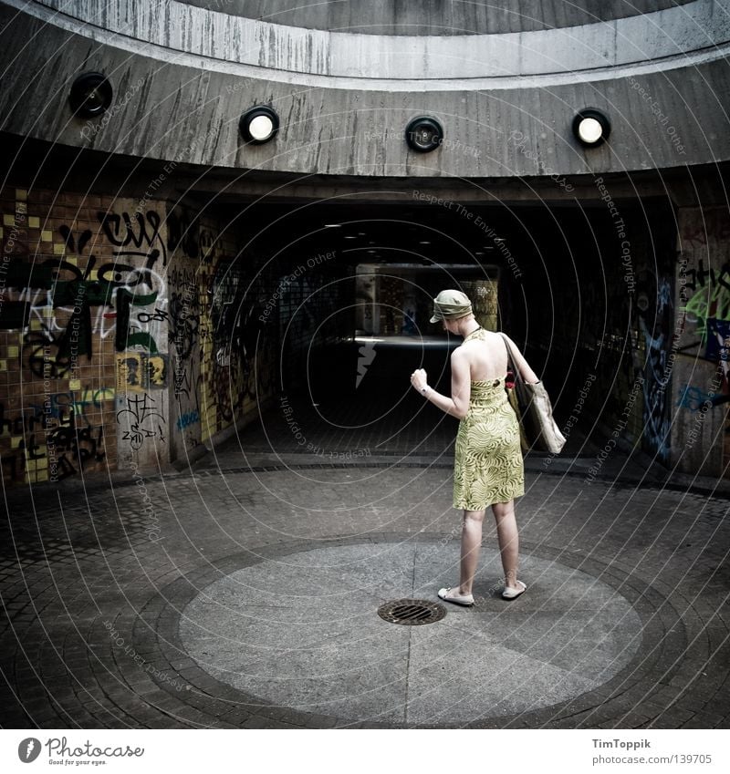 Breakdance für Anfänger Frau Kleid Sommerkleid Mütze stehen Aufenthalt stoppen Bewegung Tunnel Baseballmütze Licht Stadt außerirdisch Körperhaltung verfallen
