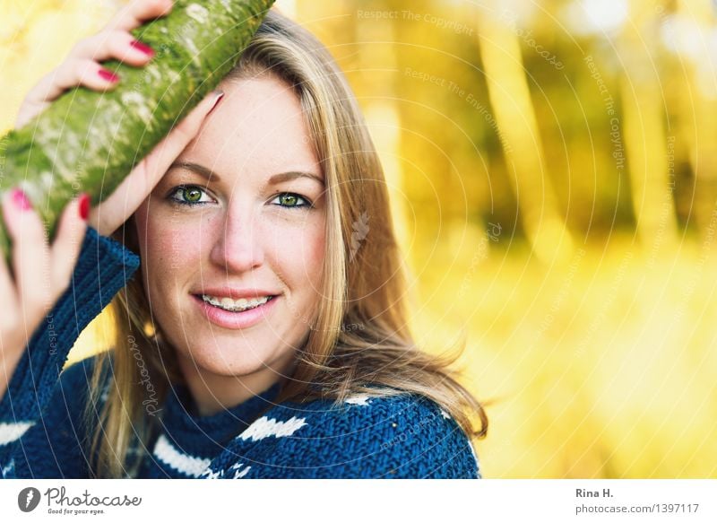 Adieu tristesse feminin Jugendliche 1 Mensch 13-18 Jahre Herbst Schönes Wetter Wald Pullover blond langhaarig authentisch schön Zufriedenheit Zahnspange Hand