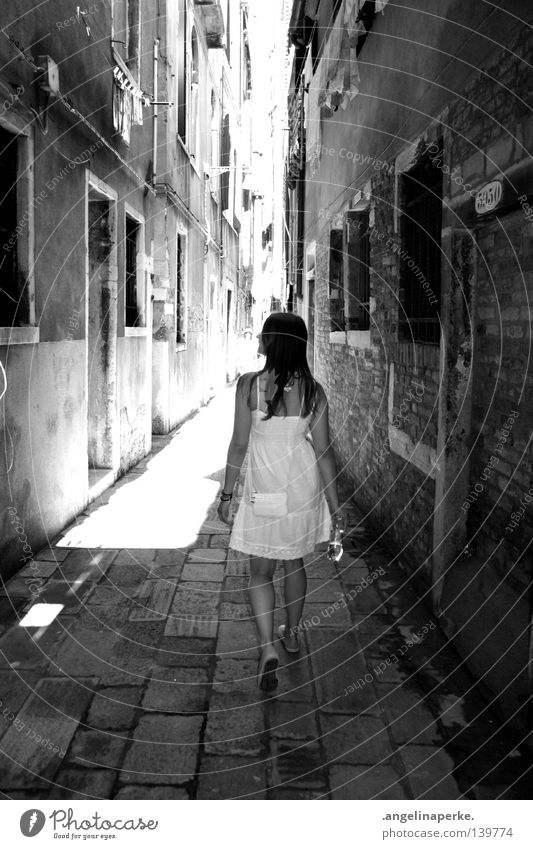 stadt der engel.. Frau klein schön Kleid weiß Sommer Physik heiß gehen Spaziergang dunkel lang Haus Gasse Fenster Denken genießen begutachten Venedig Italien