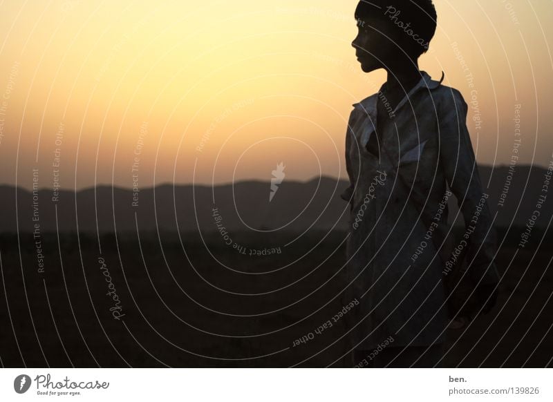 Die Sonne von Rajasthan Indien Kind Sonnenuntergang Gegenlicht Abend Wüste Puskar Junge