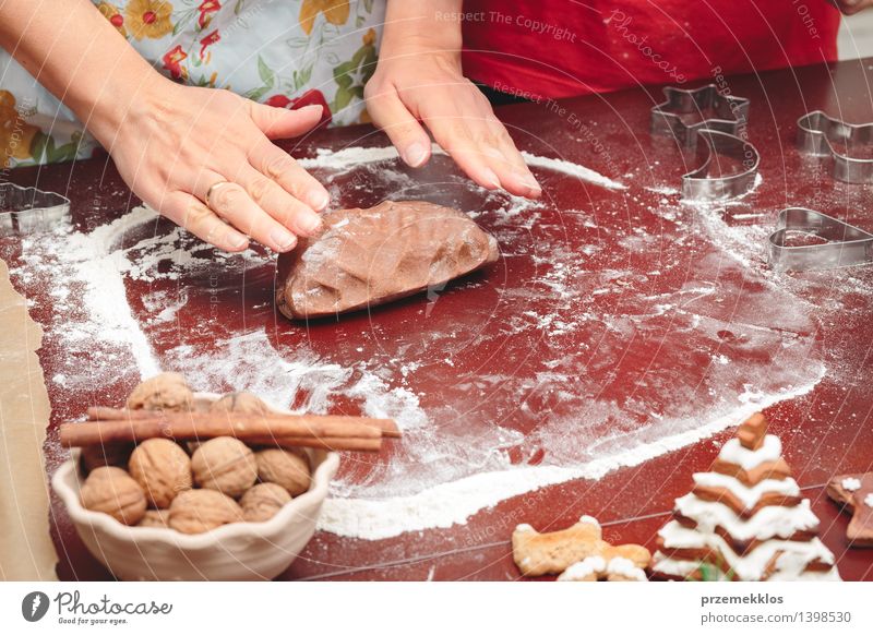 Frau, die Teig für Weihnachtsplätzchen macht Tisch Küche Mensch Erwachsene Hand 2 8-13 Jahre Kind Kindheit 30-45 Jahre machen Mehl Lebkuchen gebastelt kneten