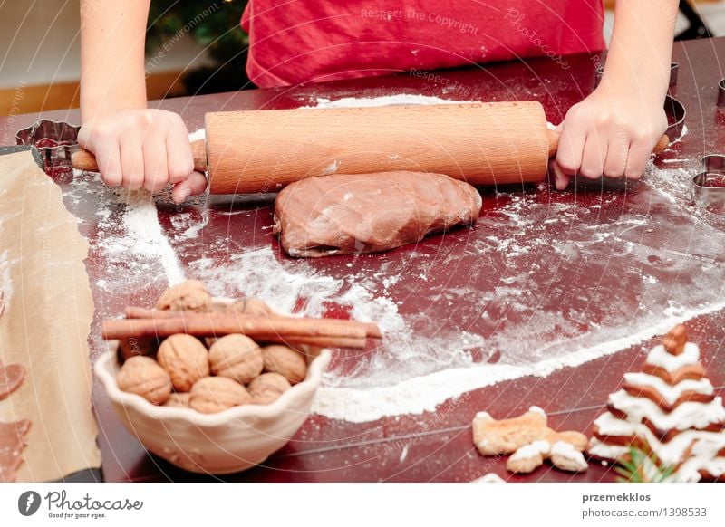 Mädchen, das Teig für Weihnachtsplätzchen macht Tisch Küche Mensch Hand 1 8-13 Jahre Kind Kindheit machen Mehl Lebkuchen gebastelt kneten Vorbereitung