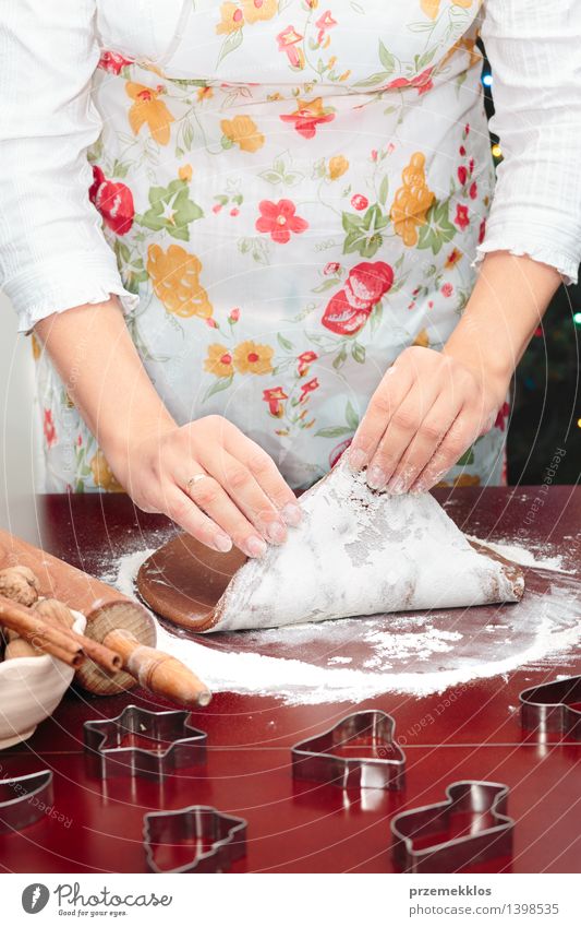 Frau, die Teig für Weihnachtsplätzchen macht Tisch Küche Mensch Erwachsene Hand 1 30-45 Jahre machen Mehl Lebkuchen gebastelt kneten Vorbereitung Farbfoto