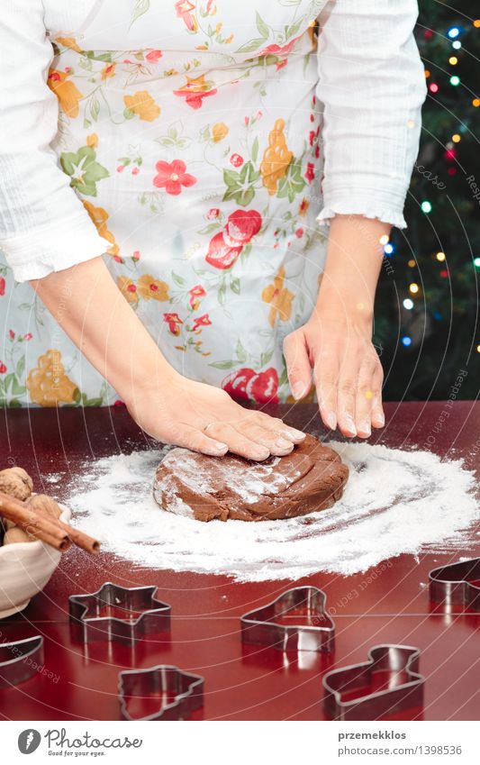 Frau, die Teig für Weihnachtsplätzchen macht Tisch Küche Mensch Erwachsene Hand 1 30-45 Jahre machen Mehl Lebkuchen gebastelt Vorbereitung Farbfoto