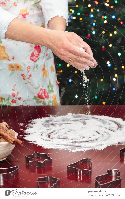 Frau, die sich vorbereitet, Weihnachtsplätzchen zu backen Tisch Küche Mensch Erwachsene Hand 1 30-45 Jahre machen geschnitten Mehl Lebkuchen gebastelt