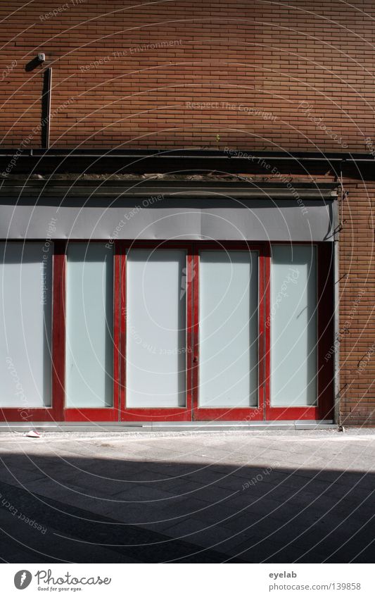 Fassade - fast schade Haus Wand Gebäude Fenster Backstein Stahl Elektrizität leer Leerstand geschlossen rot grau Beton schädlich retro Blech hässlich