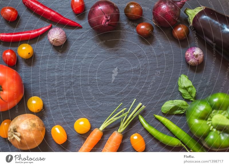 Farbenfrohe Ernährung Lebensmittel Gemüse Bioprodukte Vegetarische Ernährung Italienische Küche Gesundheit lecker gelb grün violett orange rot Zwiebel Paprika