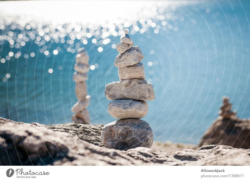 Ausbalanciert Wasser See blau Kraft Willensstärke Gelassenheit geduldig ruhig Konzentration Problemlösung Zufriedenheit steinturm Turm Gleichgewicht Meditation