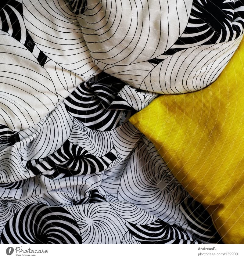 Lieblingskissen Bett Bettwäsche Wäsche Stoff Muster Kissen kalt gemütlich gelb Zebra kuschlig Monochrom Nacht Erholung Bettdecke Haushalt