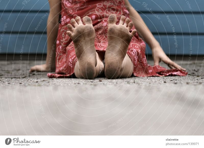 Sommer-Füße Farbfoto Außenaufnahme Tag Kind Mensch Mädchen Fuß 3-8 Jahre Kindheit 8-13 Jahre Kleid sitzen dreckig blau rot Zehen spreizen Kinderfuß mauken