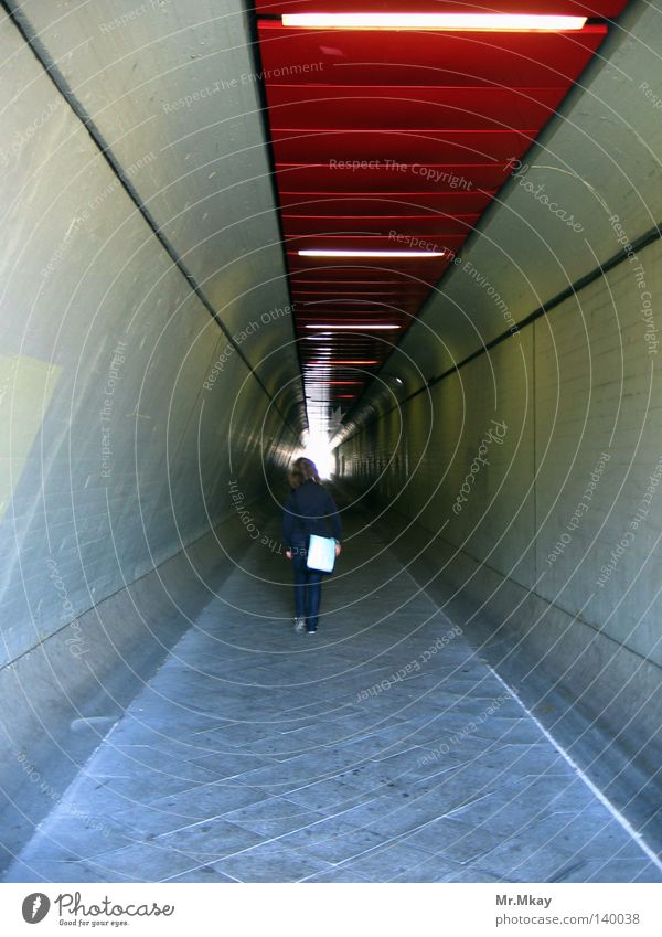 Le tunnel Tunnel Beton laufen trist grau rot Ende Berlin Oval karg Pflastersteine Licht Reflexion & Spiegelung Tunnelbeleuchtung Durchgang Ferne