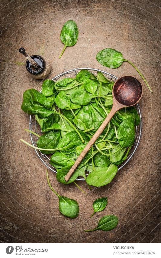 Frische Spinatblätter und Kochlöffel Lebensmittel Gemüse Salat Salatbeilage Ernährung Mittagessen Abendessen Büffet Brunch Bioprodukte Vegetarische Ernährung
