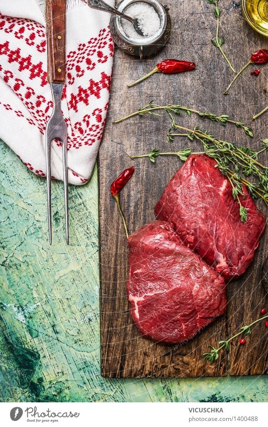 Steaks mit Thymian , Gabel und Gewürzen Lebensmittel Fleisch Kräuter & Gewürze Öl Ernährung Abendessen Büffet Brunch Festessen Geschäftsessen Bioprodukte