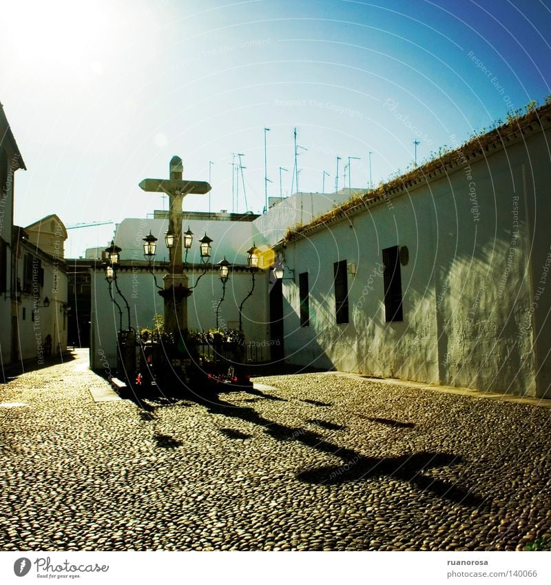 Capuchinos Sonne Kruzifix Kreuz Feldkreuz Straßenbeleuchtung Schatten Haus Wand Historismus Antike Denkmal Tourismus Cordoba Sommer Glut Gotteshäuser luz Tag