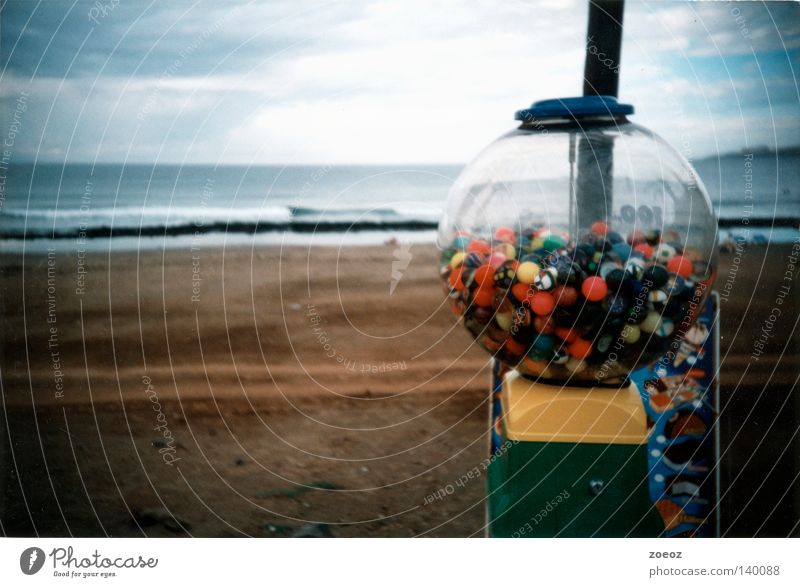 kaugummistrand Strand Promenade Bonbon Ferien & Urlaub & Reisen schlechtes Wetter Kaugummiautomat Meer Erde Sand Süßwaren Lomografie Wolken mehrfarbig