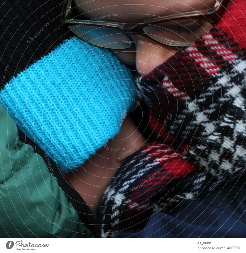 Kuscheln Mädchen Junge Mutter Erwachsene Geschwister Bruder Schwester Leben Kopf 2 Mensch Herbst Winter Klima Mode Brille Schal Mütze authentisch Wärme Schutz