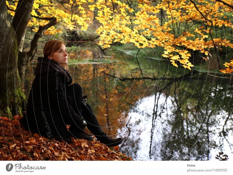 . feminin 1 Mensch Urelemente Wasser Herbst Schönes Wetter Pflanze Laubwald Herbstlaub Herbstfärbung Wald Flussufer Moor Sumpf Teich Bach Mantel rothaarig