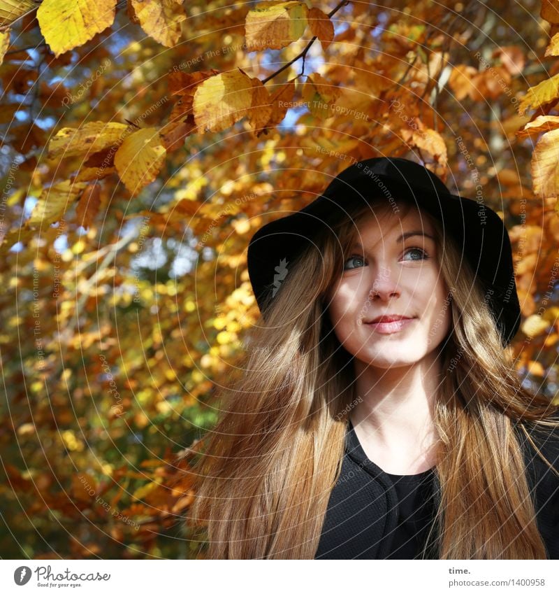 . feminin 1 Mensch Herbst Schönes Wetter Baum Herbstlaub Wald Hut rothaarig langhaarig beobachten genießen Lächeln leuchten Blick Fröhlichkeit schön Freude