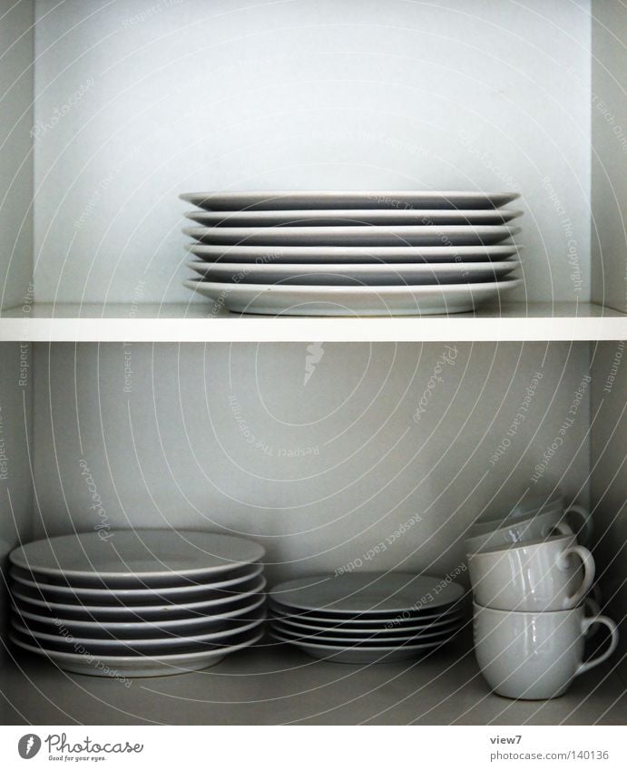 Geschirr Küche Schrank Raum Örtlichkeit Ernährung weiß Porzellan Glas Schranktüren Holzbrett Farben und Lacke Oberfläche Ordnung sehr wenige rein 6 frei