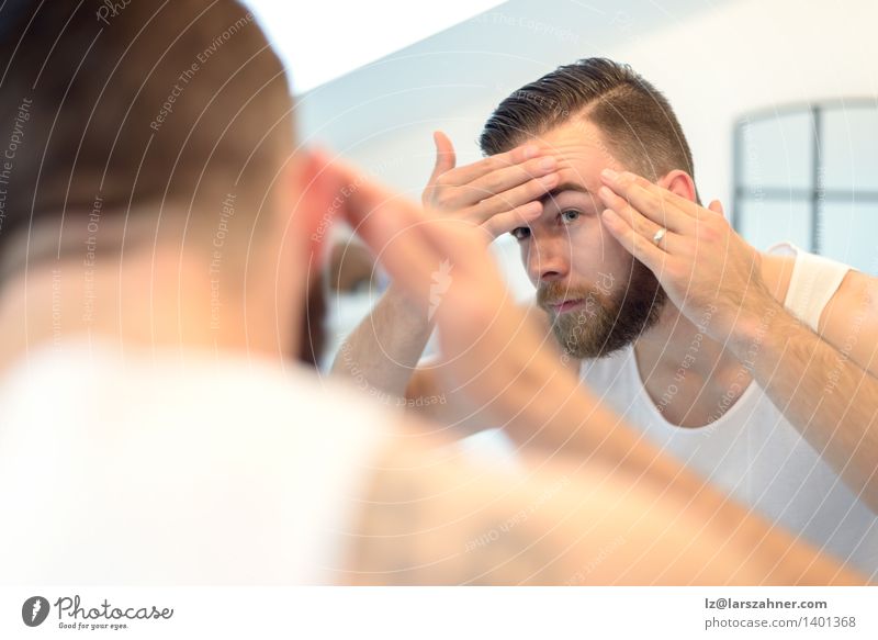 Bärtiger Mann, der seinen Teint überprüft Haut Gesicht Spiegel Bad Erwachsene Hand Vollbart alt Sauberkeit Vorschein Überprüfung Reinlichkeit Entwurf betroffen