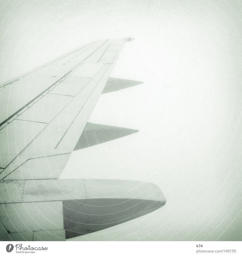 AIRCRAFT Flugzeug Tragfläche fliegen Strömung Mechanik Geschwindigkeit Stahl Luft Verkehrsmittel Güterverkehr & Logistik Luftverkehr Beginn Nebel Wolken Ferne