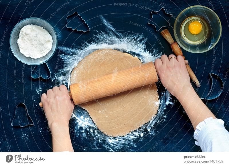 Frau, die Teig für Weihnachtsplätzchen macht Tisch Küche Mensch Mädchen Erwachsene Hand machen geschnitten Teppichmesser Ei Mehl Lebkuchen gebastelt kneten