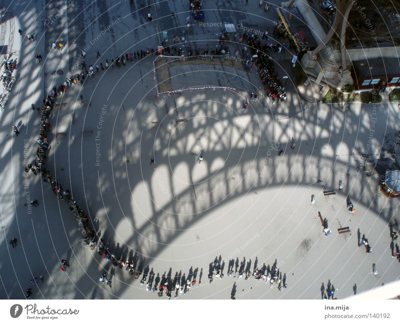 das Pariser Warten Mensch Menschenmenge Turm Sehenswürdigkeit Wahrzeichen Tour d'Eiffel warten historisch lang Anzahl & Menge Gelände Ungeduld Schatten Besucher