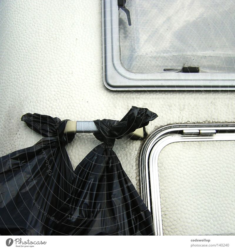 seine und ihre Wohnwagen Fenster Müll Detailaufnahme Scharnier Camping Bildausschnitt Anschnitt Müllbehälter Plastiktüte