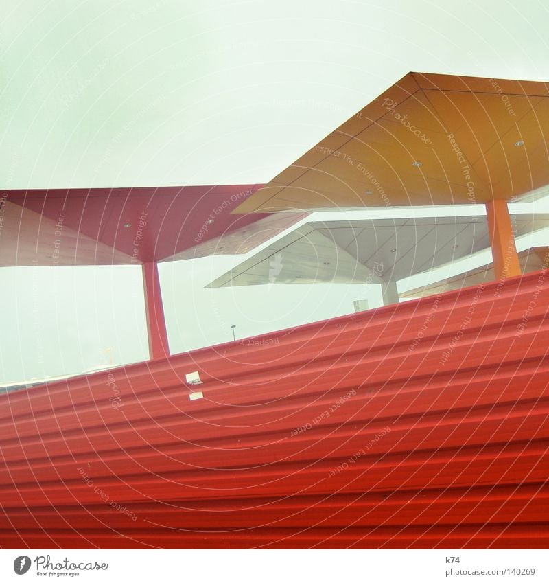 ZIG ZAG Dach Tankstelle Quadrat Rechteck Kubismus rot orange Strukturen & Formen Schutz modern sehr wenige Bauzaun Etikett Futurismus Ebene Niveau überlagert