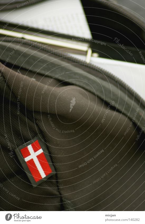 H08 - Dänemark Fahne Schilder & Markierungen Tasche Rucksack Zettel Aktenordner Schriftstück Wäscheklammern braun grün rot weiß offen Reißverschluss Metall
