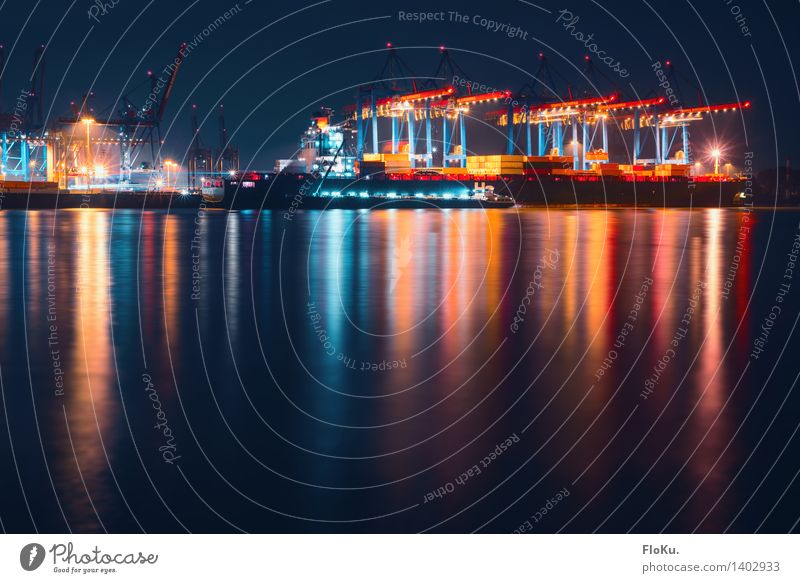 Nachtschicht Arbeit & Erwerbstätigkeit Küste Flussufer Elbe Hamburg Deutschland Stadt Hafenstadt Wahrzeichen Schifffahrt Bootsfahrt Containerschiff blau rot