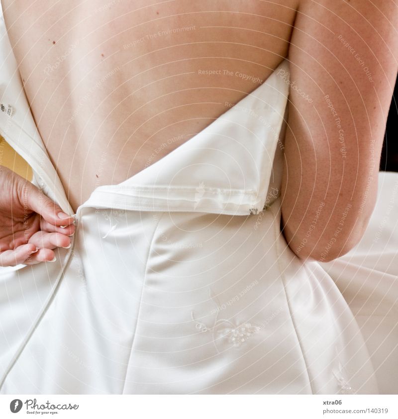 der reissverschluss Braut Frau Brautkleid Rücken Haut Arme Hand