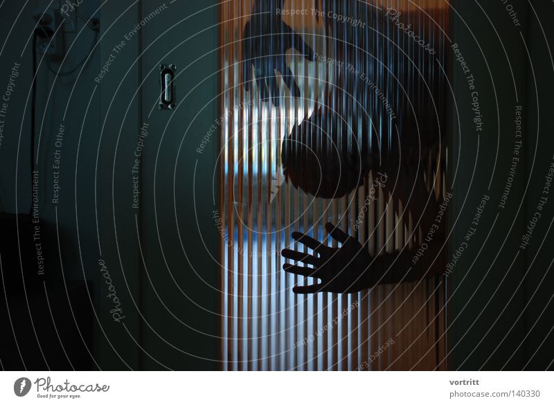 spiderman verstecken verborgen verdeckt Silhouette Mensch Mann Schatten Licht Schiebetür Tür entdecken dunkel Fenster durchsichtig hoch Steckdose Radiogerät