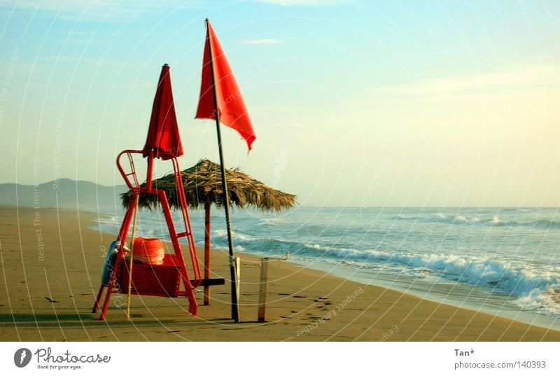 Rote Warnflagge am Strand - Stockfotografie: lizenzfreie Fotos © dabldy  125580044
