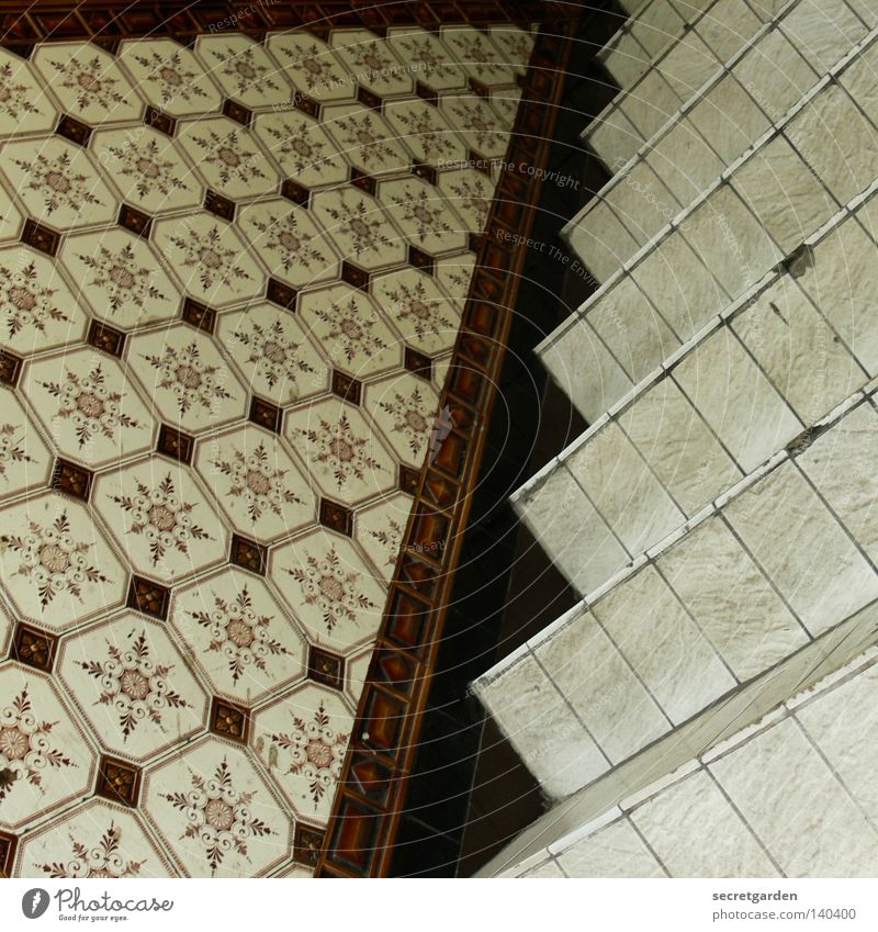 quadratische kacheln im quadrat. Treppenhaus Mischung Muster braun Siebziger Jahre kaputt Alkoholisiert unten Haus Innenarchitektur Kunst historisch