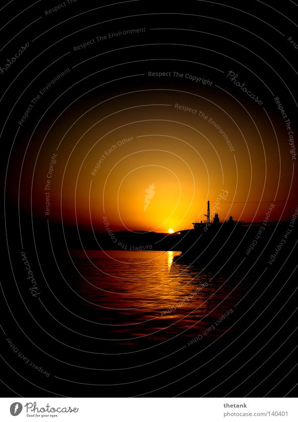 Im Sonnenuntergang wartet eine Fähre auf die Abfahrt. Strand Meer Wasser Küste Hafen Wasserfahrzeug Romantik Trauer Abschied Korfu Griechenland Seemannsromantik