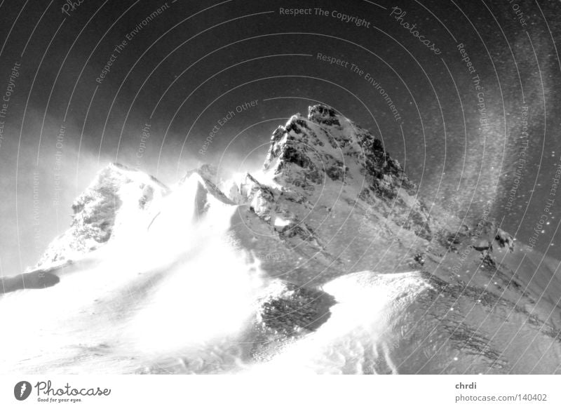 der Gipfel Berge u. Gebirge Schnee Winter kalt Sturm Wind Felsen Bergsteigen Klettern Tux Gletscher weiß schwarz Schwarzweißfoto