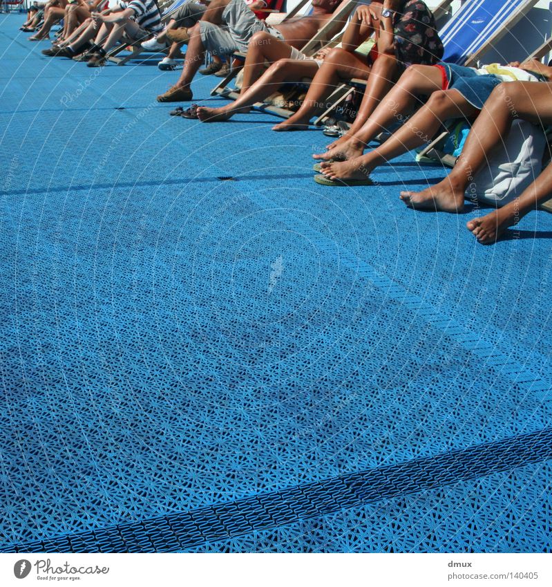 bräunen Beine blau Sonnenbad Liegestuhl Fähre Menschengruppe Spielen Sommer